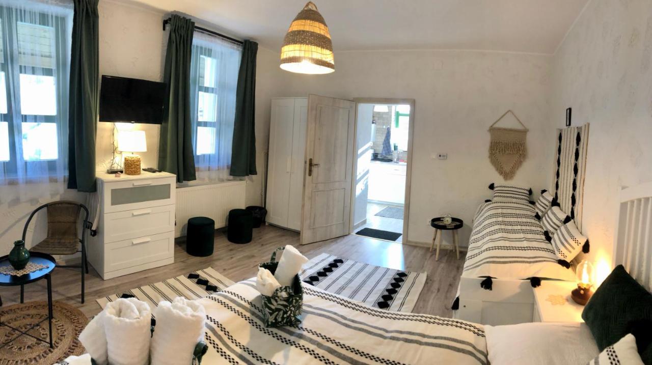 Ladislaus Schnaps-Haus Falusi Vendeghaz Csolnok Buitenkant foto
