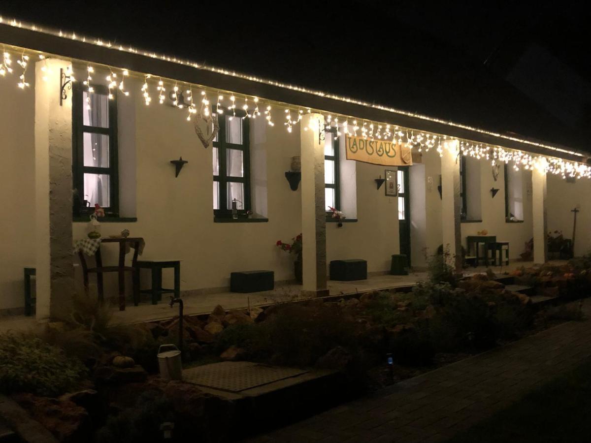 Ladislaus Schnaps-Haus Falusi Vendeghaz Csolnok Buitenkant foto